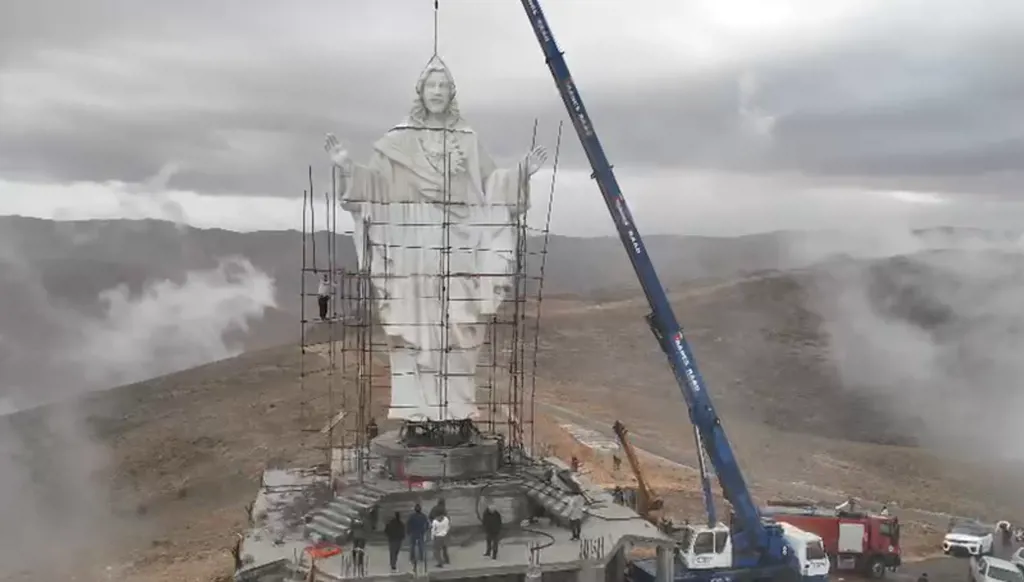 تمثال يسوع الفادي يرتفع في القاع (فيديو)