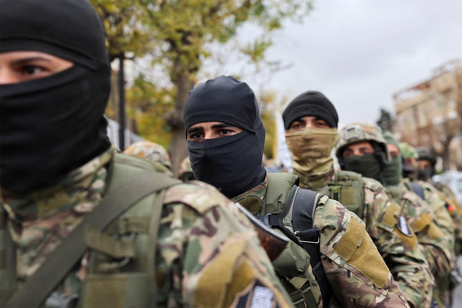 مقاتلون من لواء خالد التابع لهيئة تحرير الشام التي جرى حلها، خلال عرض عسكري في دمشق، 27 كانون الأول/ديسمبر 2024. (رويترز)