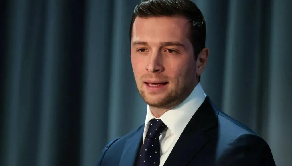 بعد "الدقيق"... تعرّض زعيم اليمين المتطرّف الفرنسي للرشق بالبيض ‏