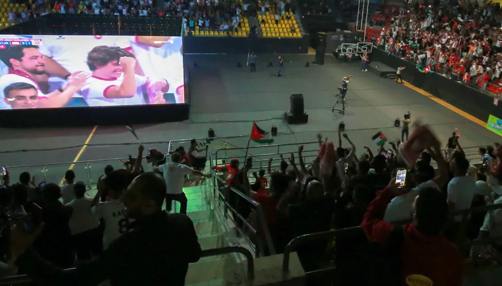 ملك الأردن يرتدي قميص المنتخب وولي العهد يحتفل مع الجماهير واللاعبين (فيديو)