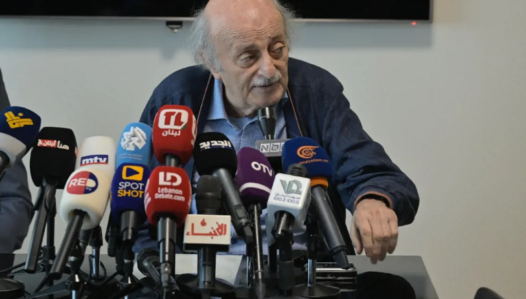 جنبلاط يسلّم بقايا سلاحه: على الكل أن يتبع!