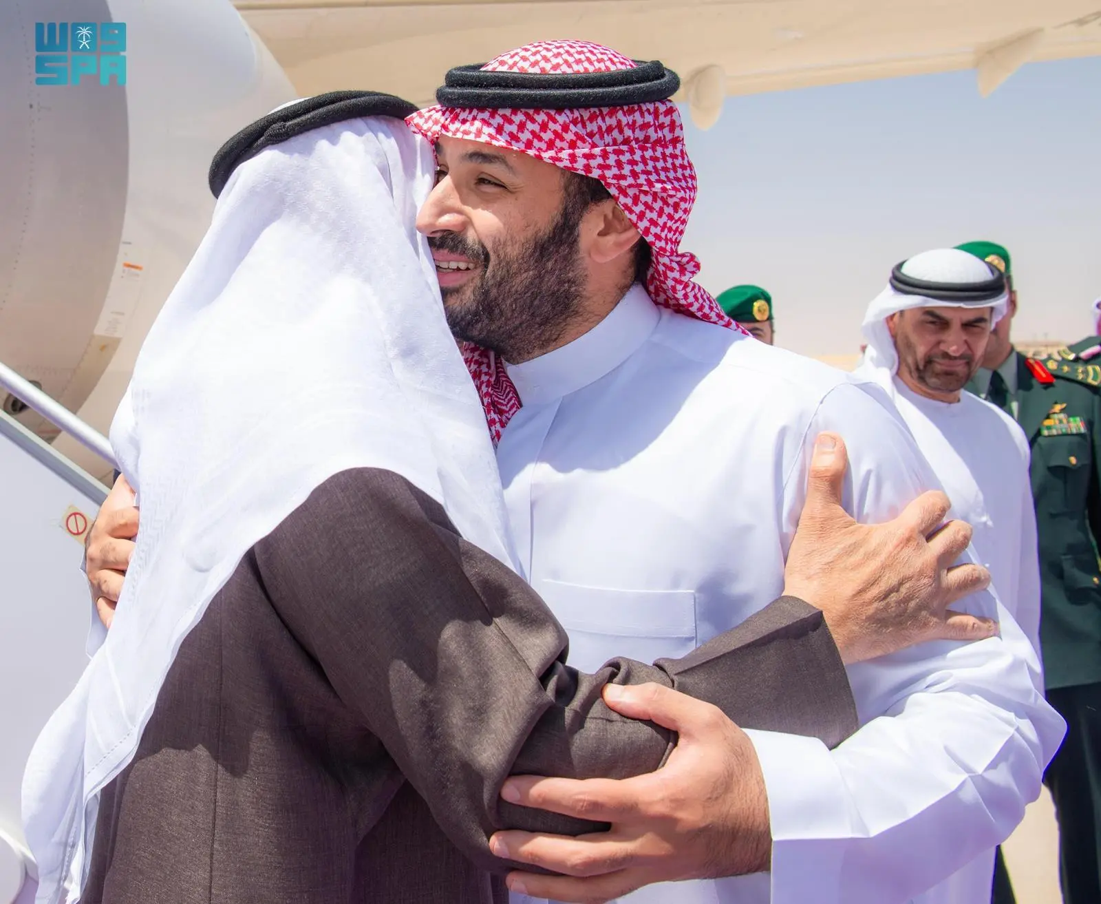  رئيس دولة الإمارات، محمد بن زايد آل نهيان وولي العهد السعودي الأمير محمد بن سلمان (وكالة وام).  