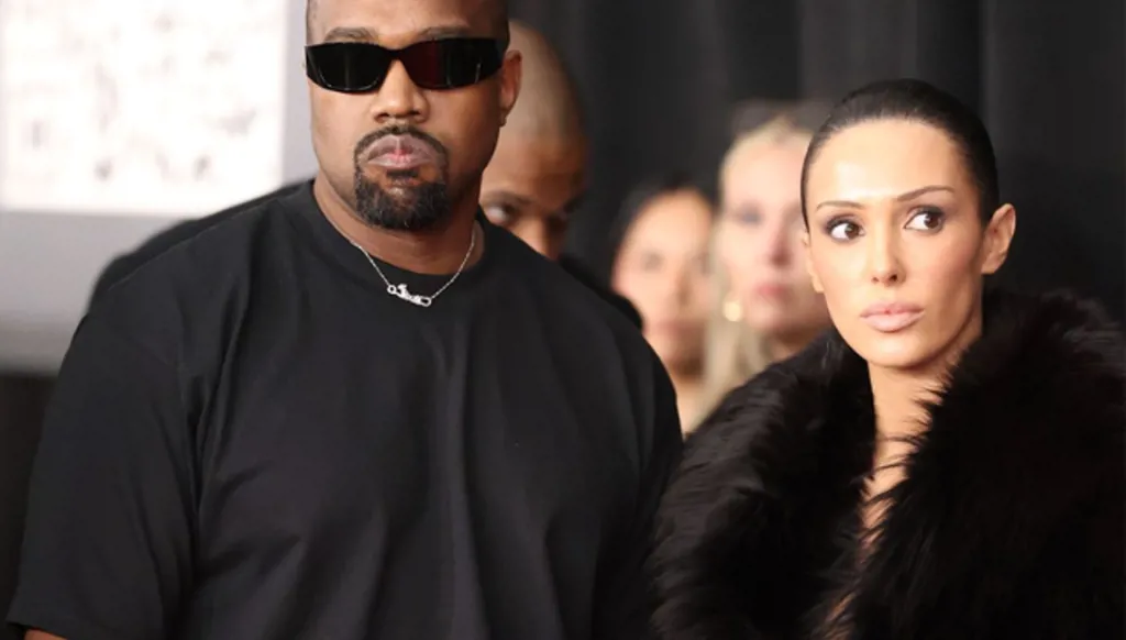 زوجة كانييه ويست عارية في "غرامي"... حضورهما أثار التساؤلات