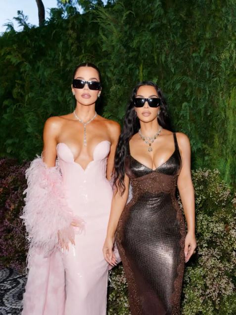 كيم وكلوي كارداشيان بالنظارات الشمسية الضخمة (انستغرام)