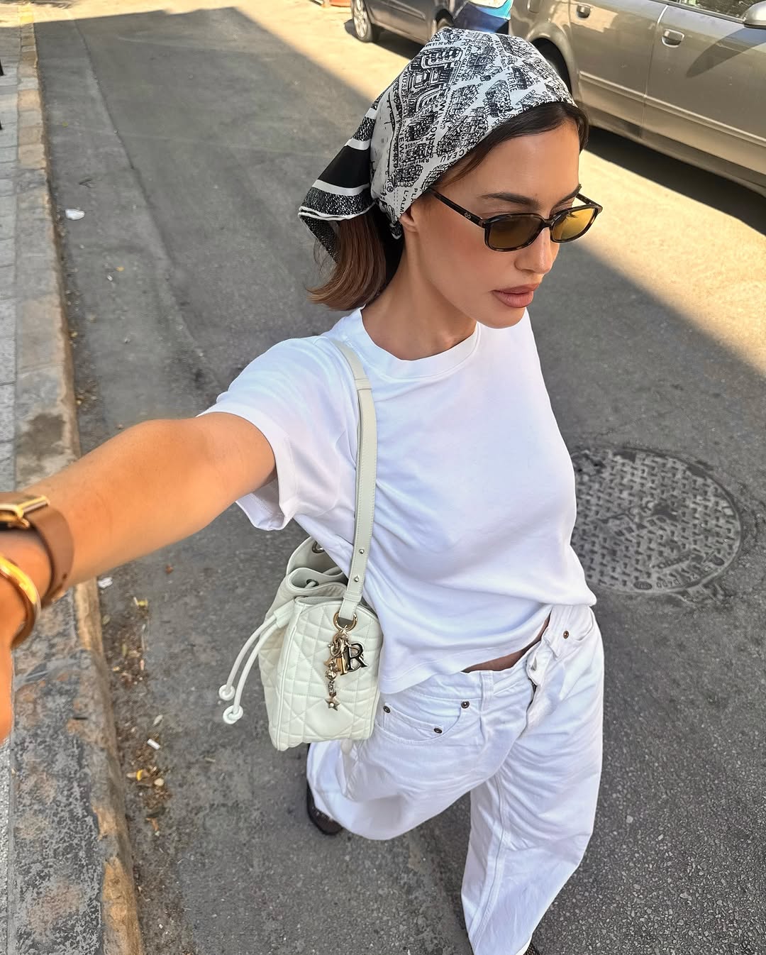 كارن وازن تعتمد وشاح الرأس بأسلوب يومي عفوي (إنستغرام)