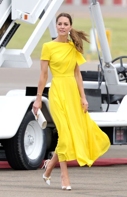 كيت ميدلتون بفستان أصفر مريح (Pinterest)