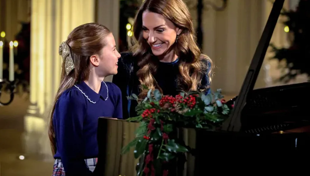 كيت ميدلتون والأميرة شارلوت تقدّمان دويتو على البيانو في عيد الميلاد (فيديو)