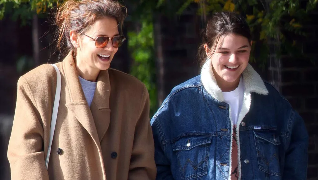 كاتي هولمز تكشف حقيقة ثراء ابنتها من توم كروز