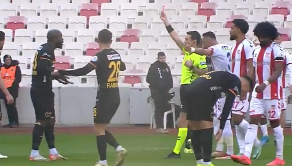 لاعب يُطرد بعد صفعه لزميله في الدوري التركي! (فيديو)