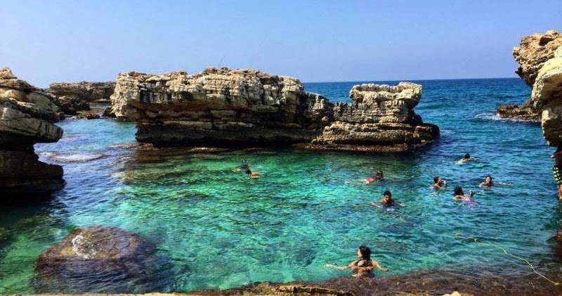 شاطئ عام في لبنان (انترنت).