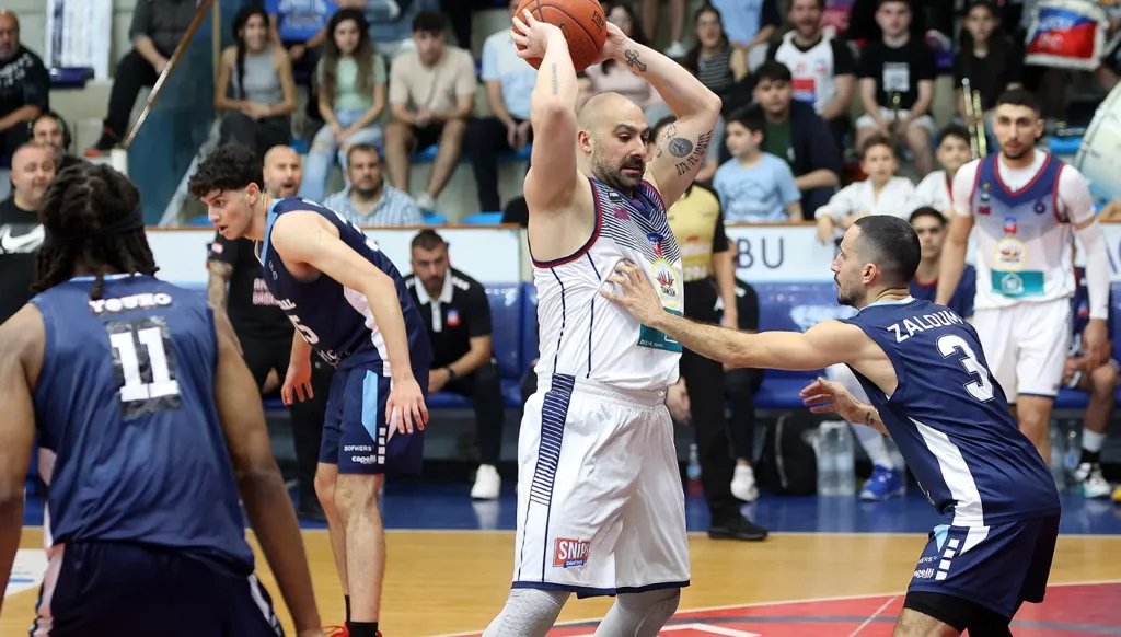 نجل رئيس الجمهورية بدور الصحافي... لقاء طريف بين خليل عون والزميل نمر جبر (فيديو)