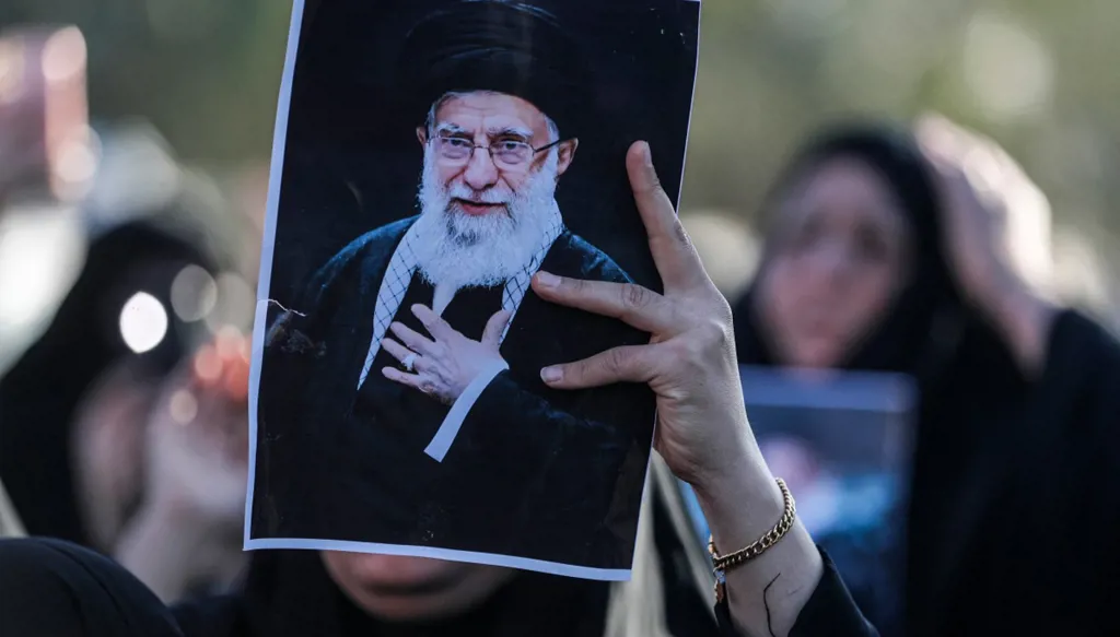 "الضربة الافتتاحية" للحرب... كيف قُتِل خامنئي بعد خروجه من الملجأ؟