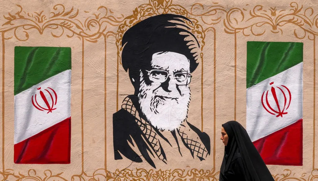 رسم لخامنئي. (أ ف ب)