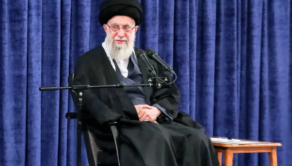 تحذير من حوزة الثقلين العلمية من "التمادي" على خامنئي