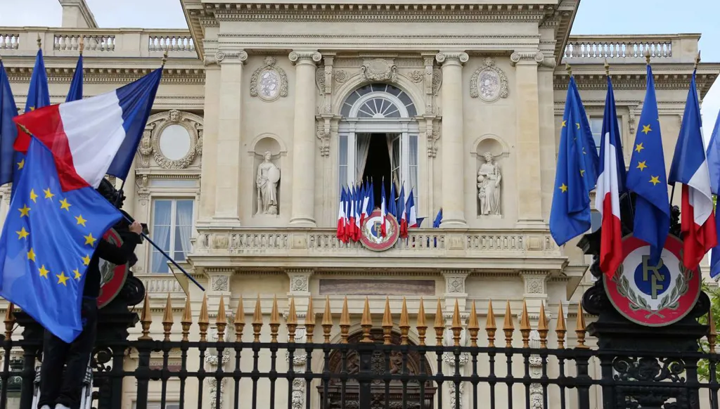 الخارجية الفرنسية تستدعي رئيس معهد العالم العربي في باريس لاستيضاحه حول علاقته بابستين