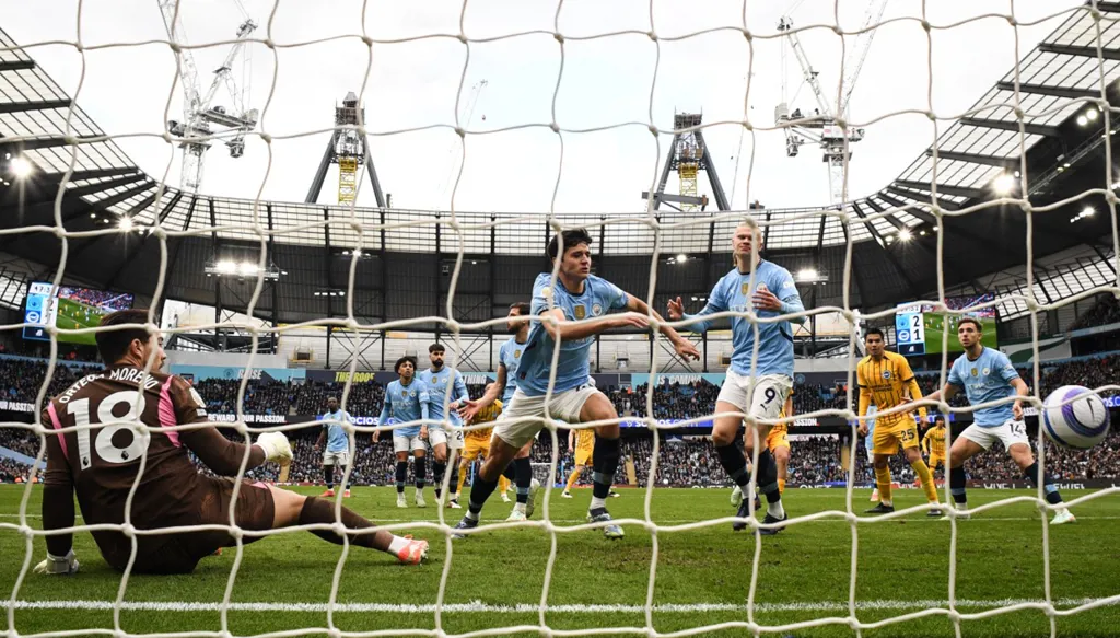 لاعب مانشستر سيتي يحصل على هدية باهظة الثمن في بلاده (فيديو)