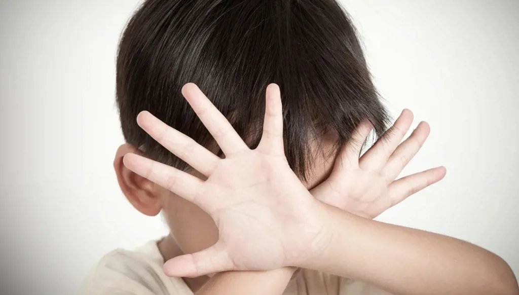 ضرَبه وحرَقه بالسجائر... ابن السنتين ضحية زوج والدته في مصر!