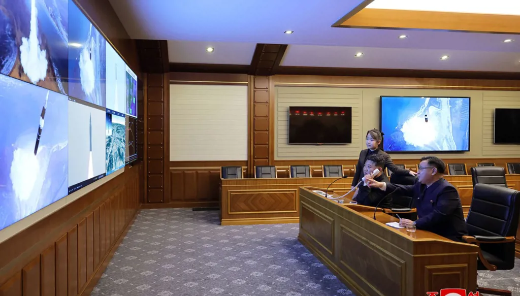 كيم يُشرف على إطلاق صاروخ جديد: قادر على ردع الخصوم