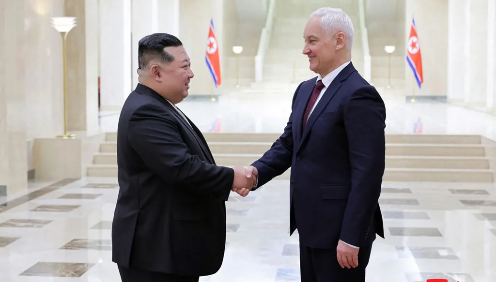 وزير الدفاع الروسي في بيونغ يانغ... كيم: زيارة تشجّع التعاون