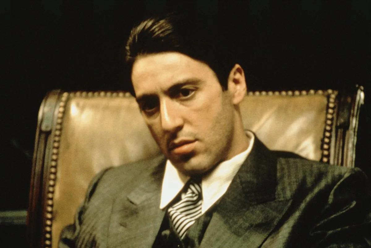 آل باتشينو في شخصية مايكل كورليوني بفيلم The Godfather عام 1972، الدور الذي شكّل نقطة تحوّل في مسيرته السينمائية. (Paramount Pictures / The Independent)
