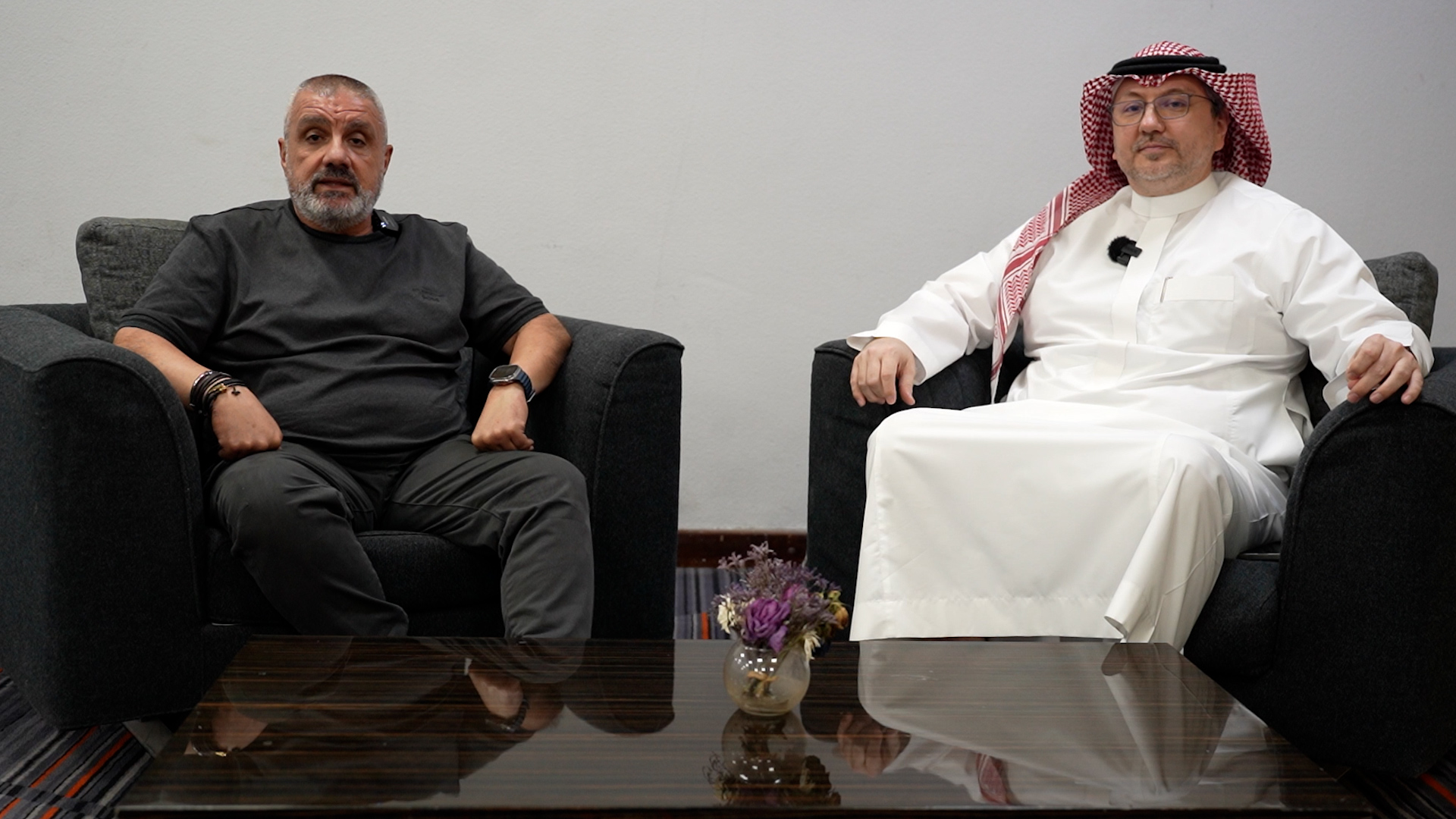 رئيس الاتحاد السعودي لكرة السلة الدكتور غسان طاشكندي والزميل نمر جبر. (النهار)