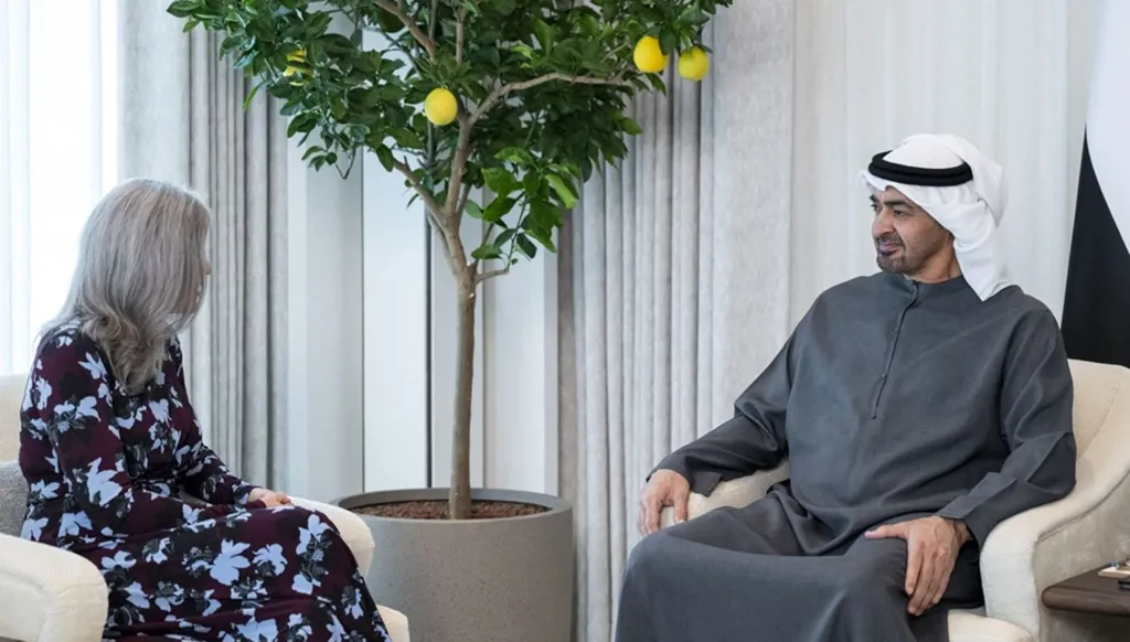 محمد بن زايد يبحث مع سيناتورة أميركية تعزيز التعاون والاستقرار الإقليمي