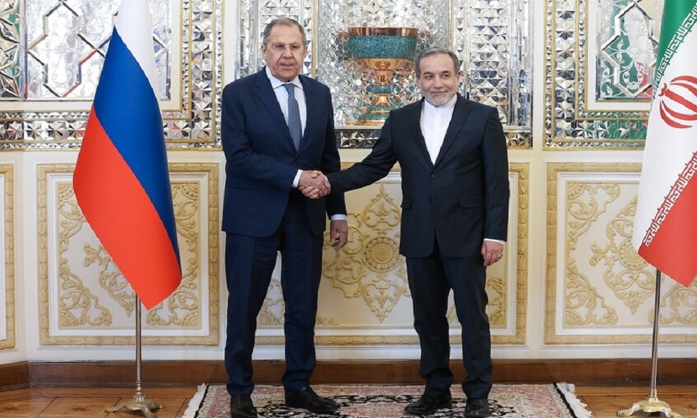 لافروف وعراقجي خلال لقاء سابق (أرشيفية)