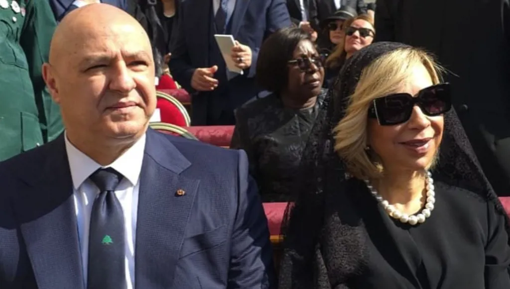 صورة لعون مصافحاً الشيخ موفق طريف... رئاسة الجمهورية: الإعلام الإسرائيلي وزعها لغايات مشبوهة