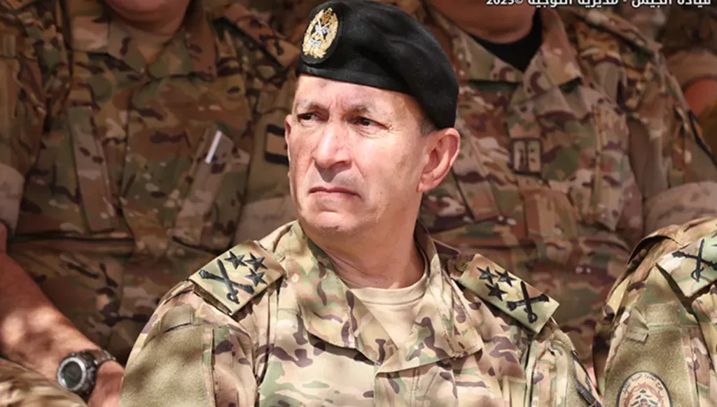 وزير الدفاع يستقبل قائد الجيش مهنئًا بعيد الاستقلال