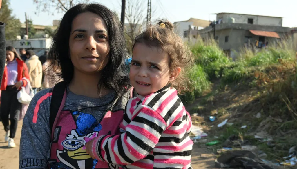 عائلات من سوريا تعبر نهر الكبير (تصوير حسام شبارو).