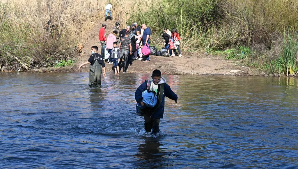 عائلات من سوريا تعبر نهر الكبير (تصوير حسام شبارو).