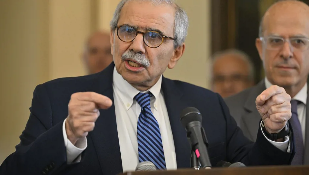 نواف سلام من بكركي (تصوير نبيل اسماعيل).