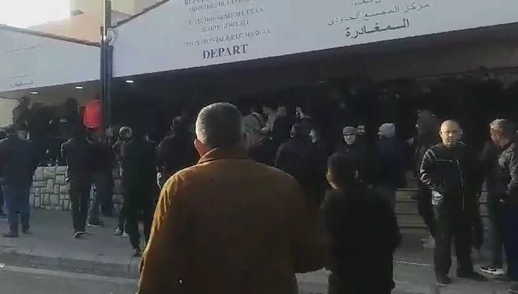 سوريون عند معبر المصنع الحدودي مع لبنان: سوريا حرّة (فيديو)