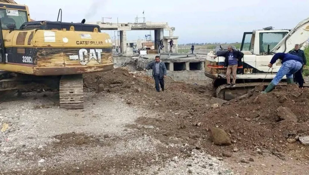 بدء أعمال ترميم جسر دمرته إسرائيل عند الحدود اللبنانية - السورية (صورة)