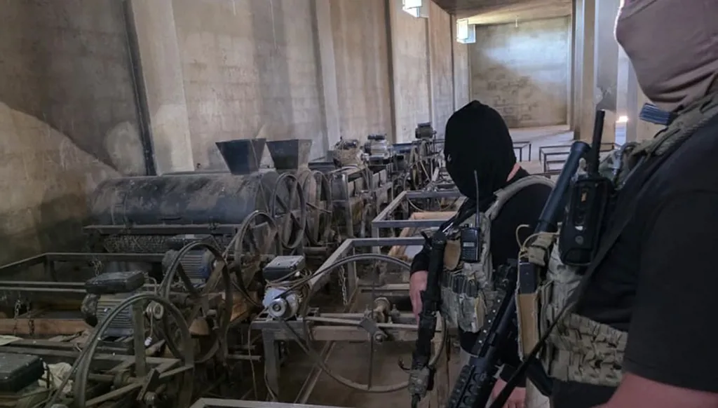 "من أخطر المطلوبين"... مداهمات لمنازل في بعلبك وضبط مخدّرات وذخائر حربية (صور)