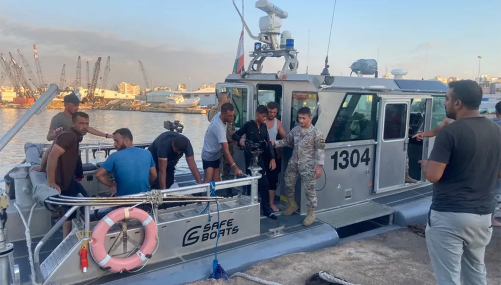 غرق مركب قبالة شاطئ طرابلس – شمال لبنان... وإنقاذ 21 شخصاً