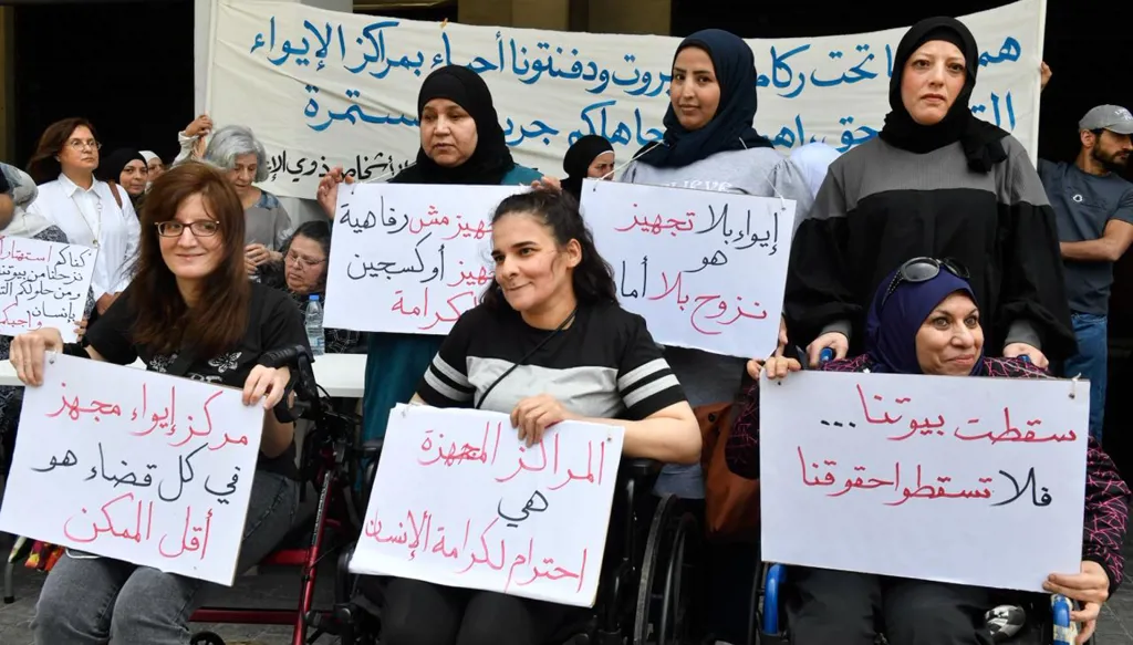 غياب البنية الدامجة للمعوقين في لبنان... نهاد تروي معاناتها في مركز النزوح