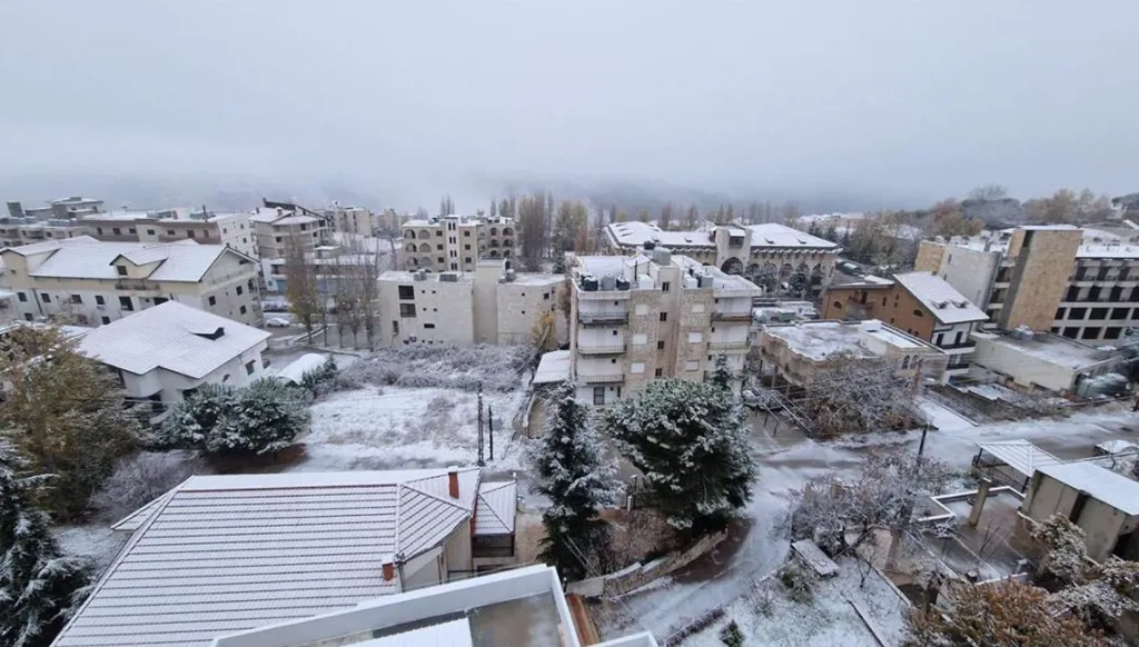 بالصور - الثلج يدق بيوت المناطق الجبلية في شمال لبنان