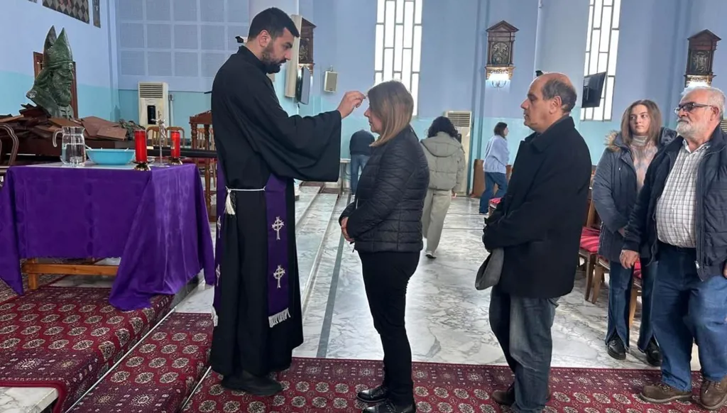 لبنان - المسيحيون يتوجهون إلى الكنائس لتلقّي الرماد المقدّس (صور)