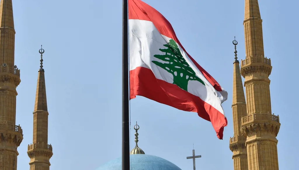 في سوق راشيا الأثري... رفع أطول علم في لبنان (صورة)