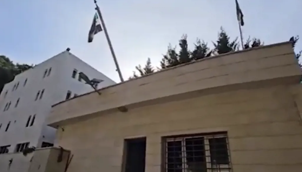 سفارة دمشق في بيروت ترفع علم الثورة السورية (فيديو)