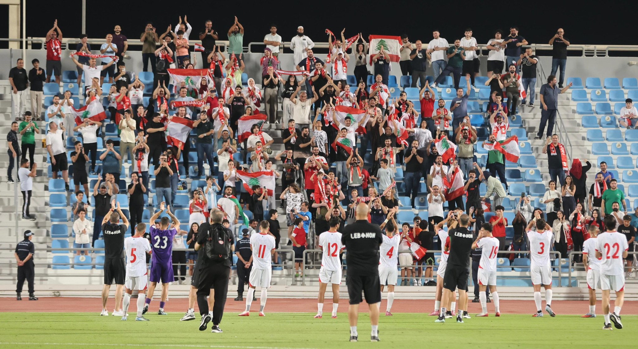 منتخب لبنان يحتفل مع الجمهور بالفوز على بوتان. (وكالات)