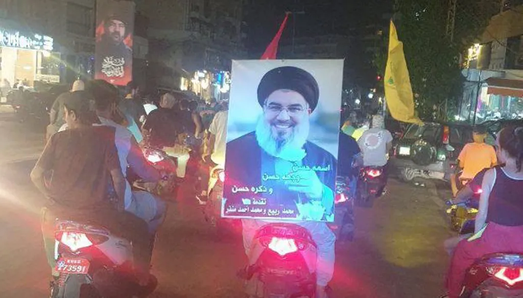 مسيرات لمناصري "حزب الله" رفضاً لقرار الحكومة بشأن حصر السلاح (فيديو)