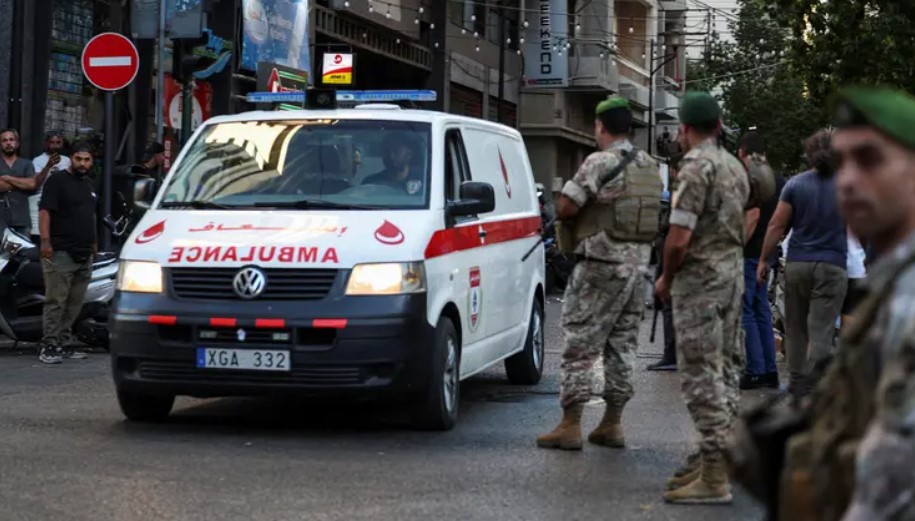 نقل مصابين بعد وقوع انفجارات متزامنة- رويترز.