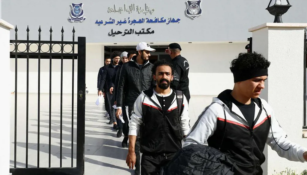 ليبيا ترحل أكثر من 200 مصري مقيمين بصورة غير قانونية إلى بلادهم