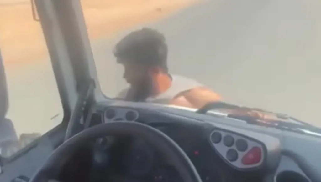 ترك شاحنته تسير وحدها... فيديو لسائق متهوّر يثير الغضب