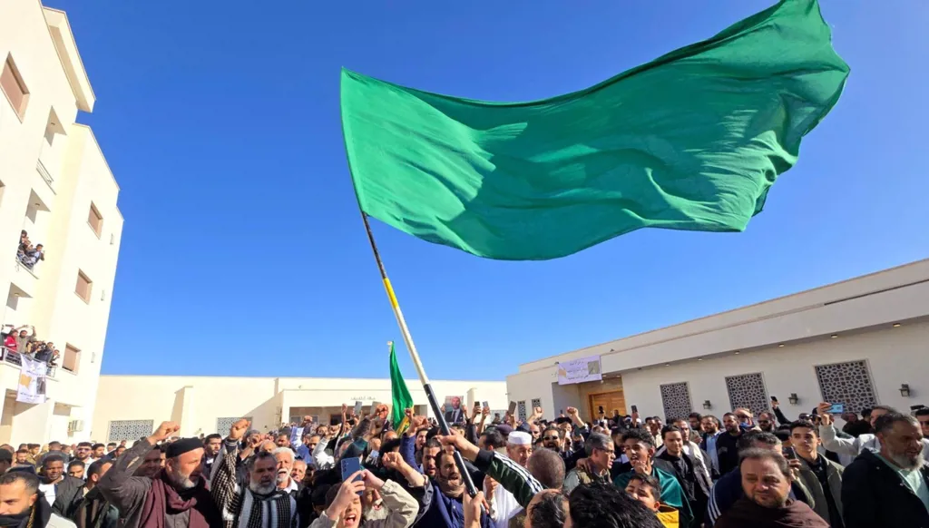 أنصار القذافي إلى شوارع طرابلس... مَن يمنع الصدام؟