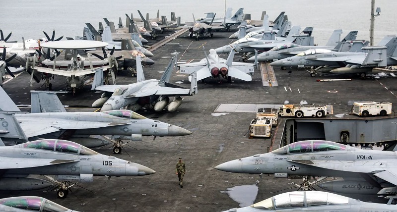 طائرات مقاتلة على متن حاملة الطائرات الأميركية 