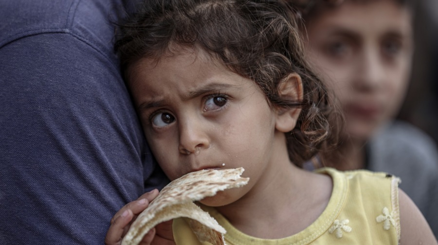 طفلة تأكل رغيف خبز (مواقع)