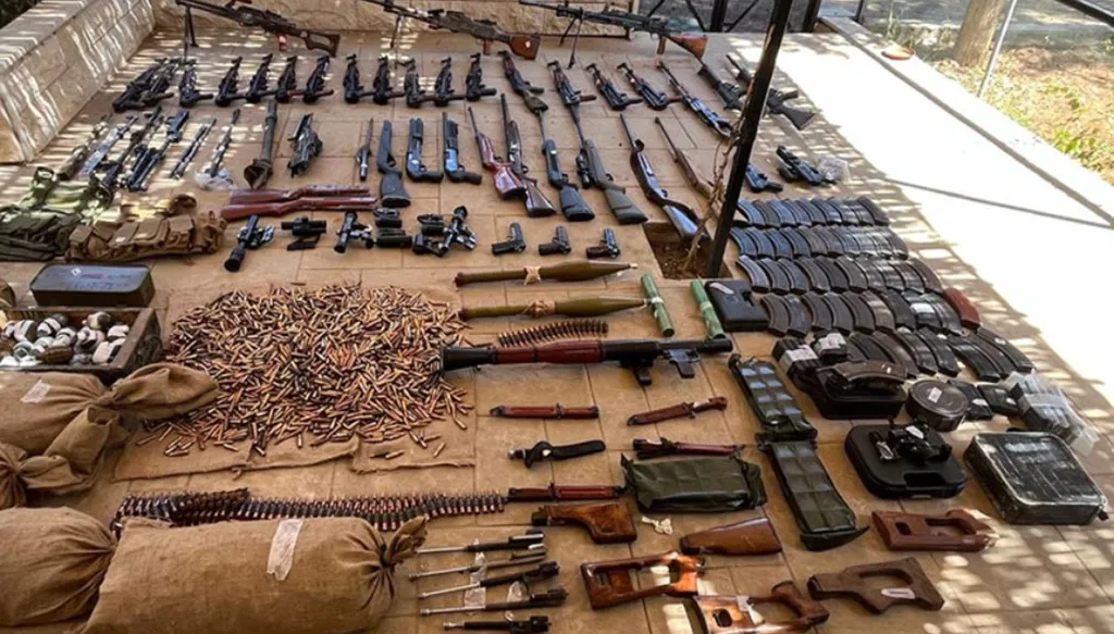 الجيش اللبناني يوقف عصابة بجرم الاتجار بالأسلحة في مجدل عنجر (صور)